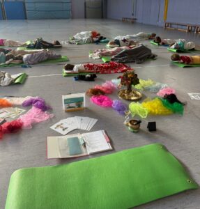 Yogapraxis - Kinder beim Savasana